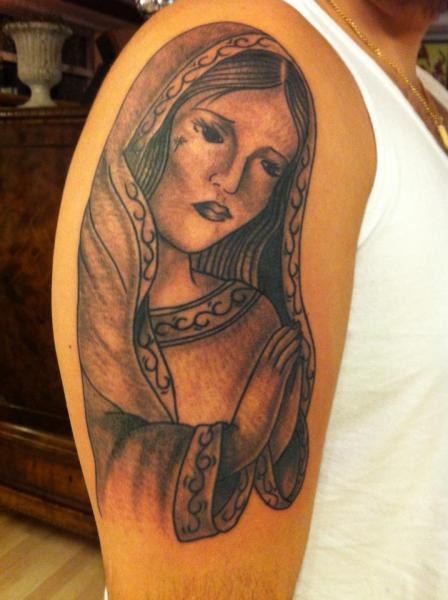 Tatuaje Hombro Religioso Virgen por Amigo Ink