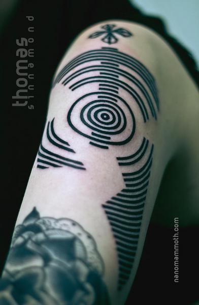 Tatuaje Brazo Geométrico por Thomas Sinnamond