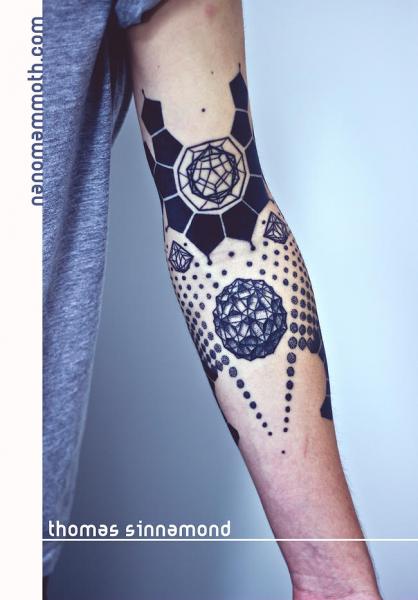Tatuaje Brazo Geométrico Diamante por Thomas Sinnamond