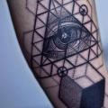 tatuaje Brazo Dios Geométrico Triángulo por Thomas Sinnamond