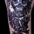 Schulter Arm Blumen Totenkopf tattoo von Thomas Sinnamond