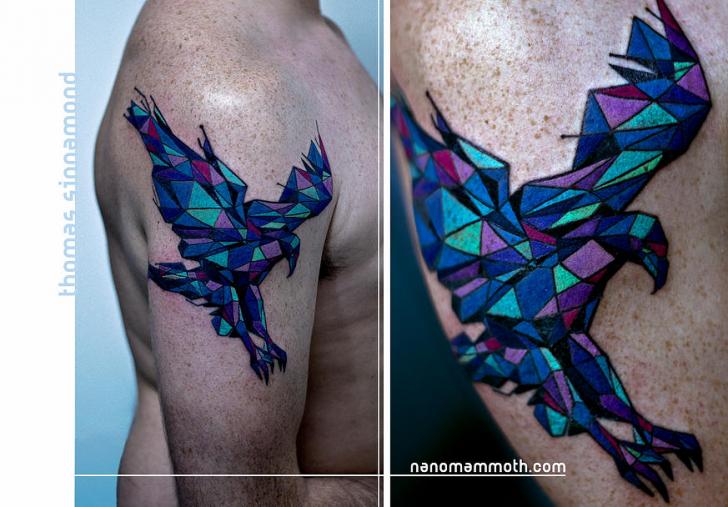 Tatuaje Hombro Águila Geométrico por Thomas Sinnamond