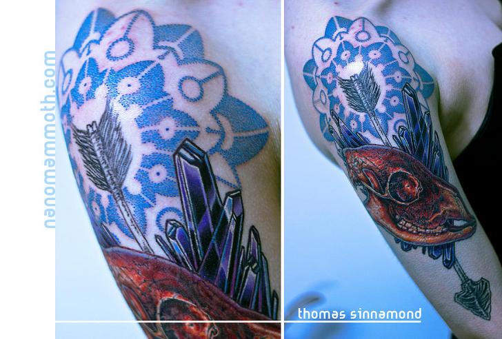 Tatuaje Hombro Cráneo Flecha por Thomas Sinnamond