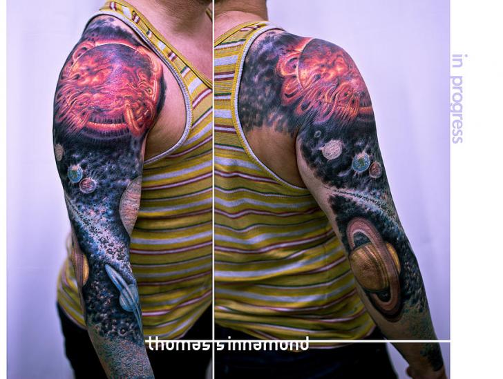 Tatuaż Rękaw Planeta Miejsce przez Thomas Sinnamond