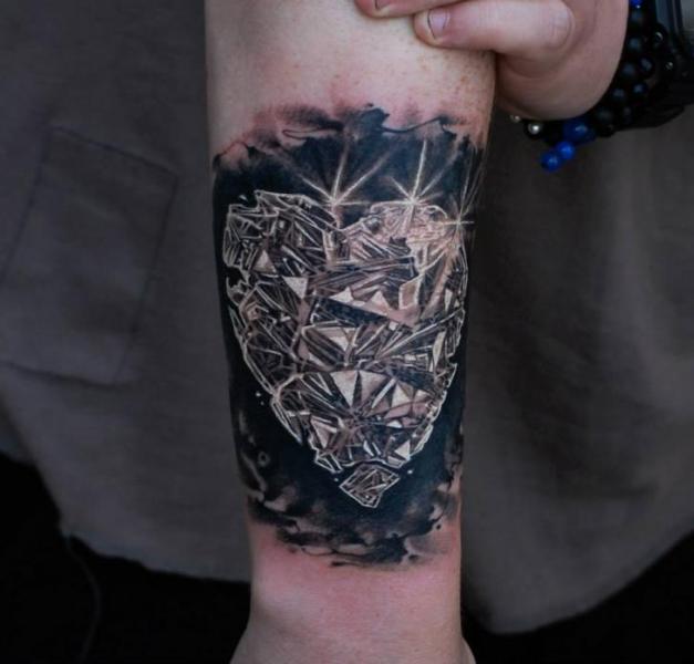 Tatuaje Brazo Corazon Diamante por Matthew James