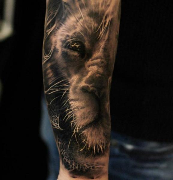 Tatuaje Brazo Realista León por Matthew James