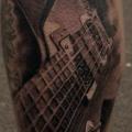 tatuaje Realista Ternero Guitarra por Matthew James