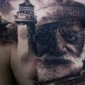 tatuaje Retrato Realista Faro Pecho Mar por Matthew James