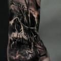 Totenkopf Hand tattoo von Matthew James
