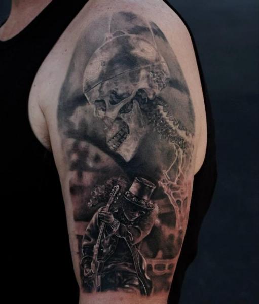 Tatuaje Hombro Cráneo Slash por Matthew James