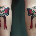 Waden Totenkopf Schleife tattoo von Pat Whiting