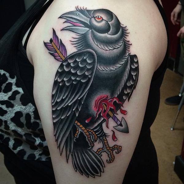 Tatuaje New School Cuervo por Pat Whiting