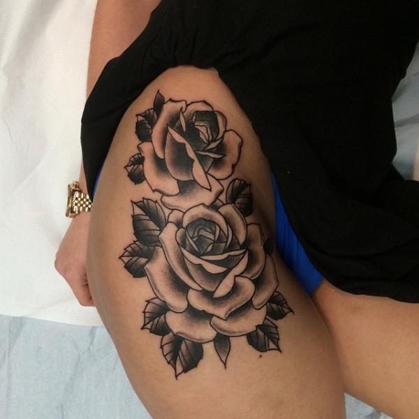 Tatouage Fleur Côté Rose Cuisse par Pat Whiting