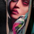 tatuaje Brazo Mujer Pájaro por Dave Paulo