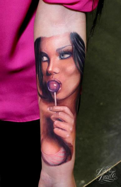 Tatuaje Brazo Retrato Realista Mujer por Dave Paulo