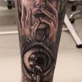 Realistische Waden Totenkopf Frauen Auge tattoo von Dave Paulo