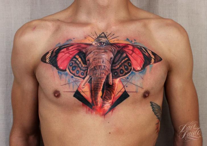 Tatuaje Pecho Mariposa Elefante por Dave Paulo