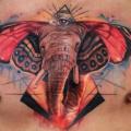 tatuaje Pecho Mariposa Elefante por Dave Paulo
