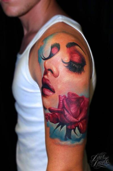 Tatuaje Hombro Realista Flor Mujer Rosa por Dave Paulo