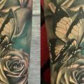 tatuaje Brazo Flor Mariposa por Victoria Boaghi