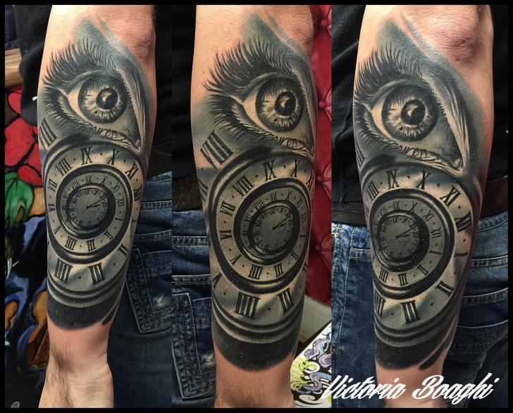 Tatuaje Brazo Reloj Ojo por Victoria Boaghi
