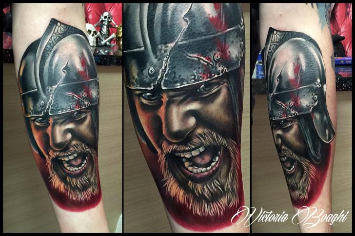 Tatuaje Brazo Guerrero Vikingo por Victoria Boaghi