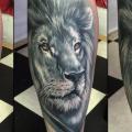Realistische Waden Löwen tattoo von Victoria Boaghi