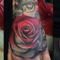 tatuaje Flor Mano Rosa por Victoria Boaghi