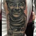 Schulter Arm Porträt Realistische Auto tattoo von Victoria Boaghi