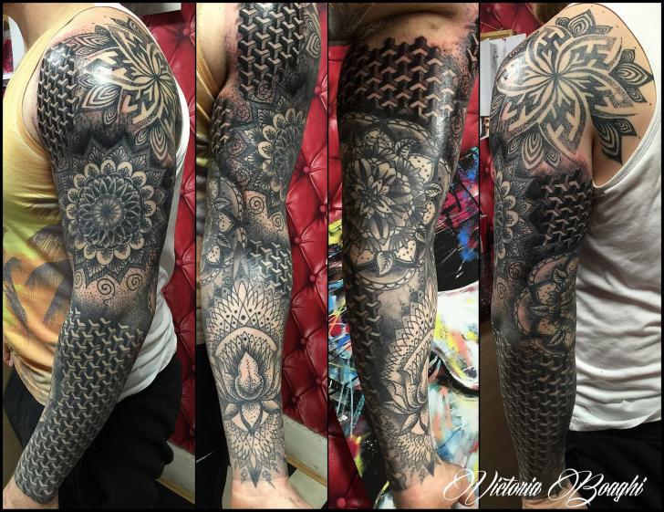 Tatuaggio Dotwork Geometrici Manica di Victoria Boaghi