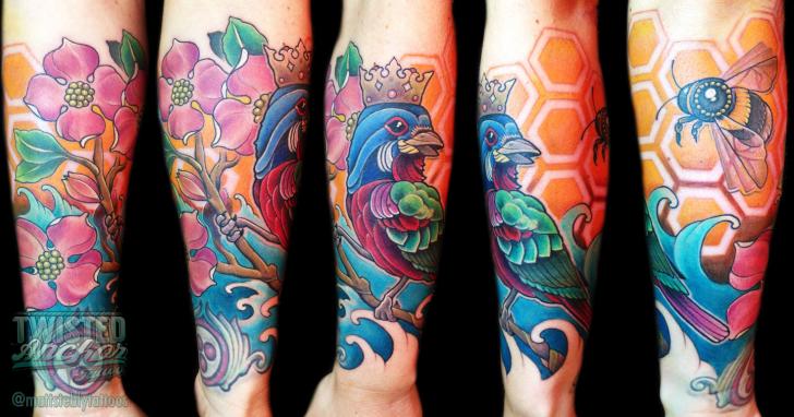 Tatuaje Brazo Pájaro Abeja por Twisted Anchor Tattoo