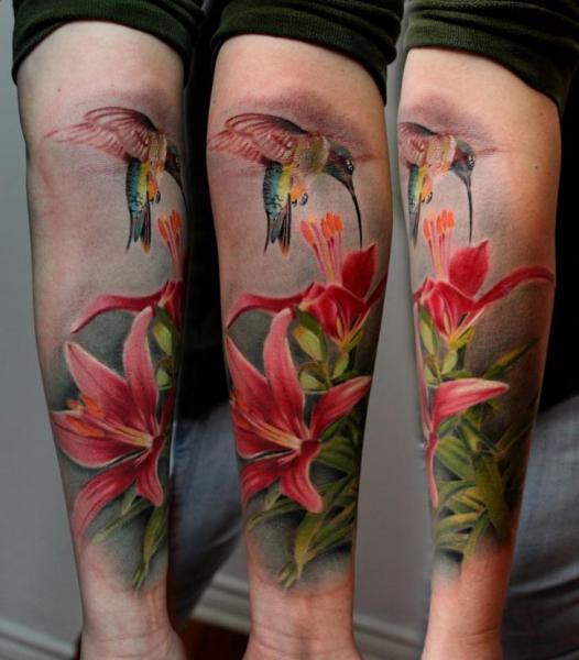 Tatuaggio Braccio Realistici Fiore Colibrì di Puedmag Custom Ink Tattoos