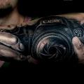 Arm Realistische Kamera tattoo von Puedmag Custom Ink Tattoos