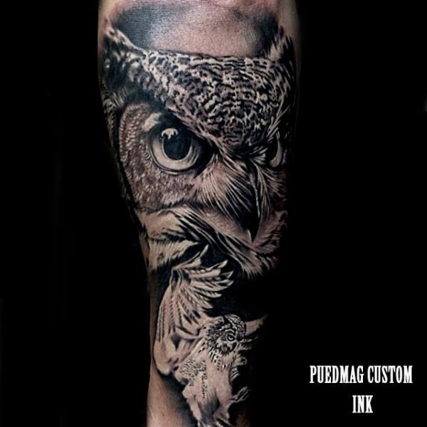 Tatouage Bras Réaliste Hibou par Puedmag Custom Ink Tattoos