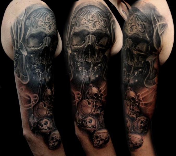 Schulter Arm Totenkopf Tattoo von Puedmag Custom Ink Tattoos