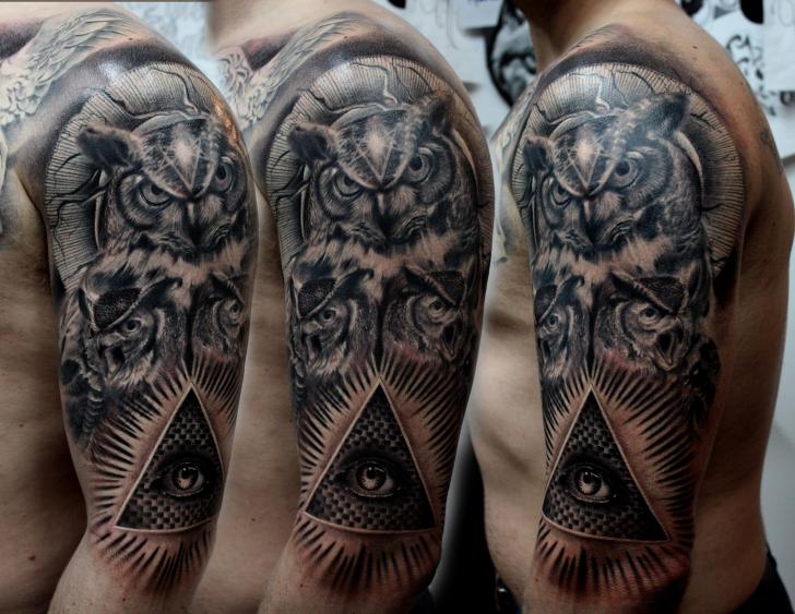 Tatuaje Hombro Brazo Realista Búho Dios por Puedmag Custom Ink Tattoos