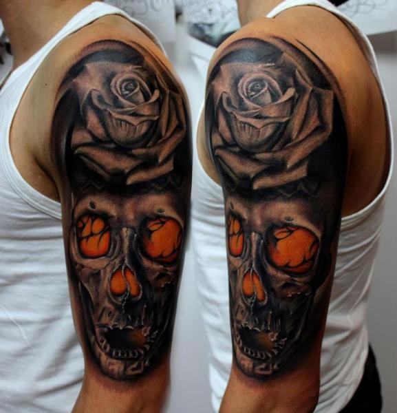 Schulter Blumen Totenkopf Tattoo von Puedmag Custom Ink Tattoos