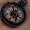 Realistische Seite Kompass tattoo von Puedmag Custom Ink Tattoos