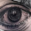 Arm Realistische Auge tattoo von Kipod Studio
