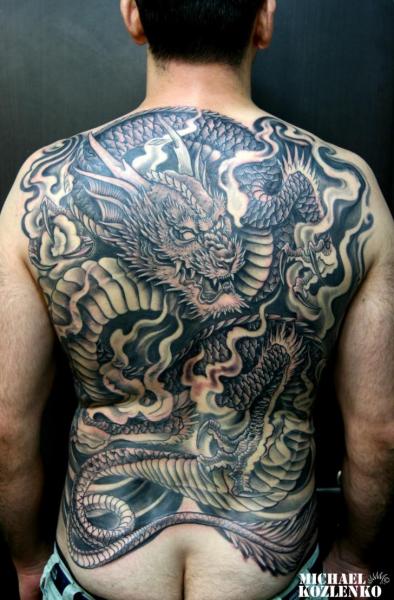 Tatuaje Espalda Dragón por Kipod Studio
