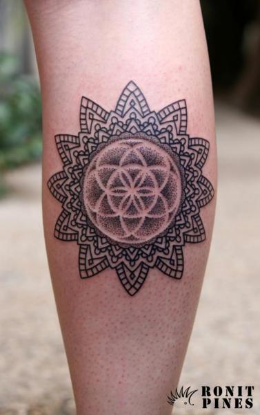 Tatuaje Dotwork Geométrico por Kipod Studio