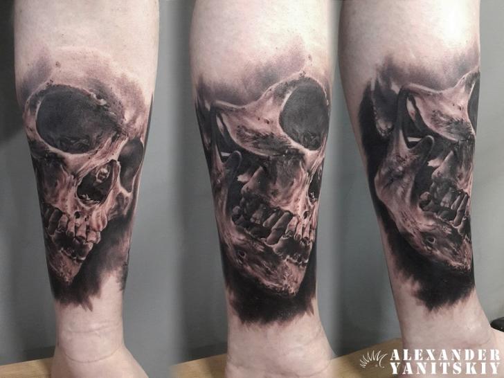 Bein Totenkopf Tattoo von Kipod Studio