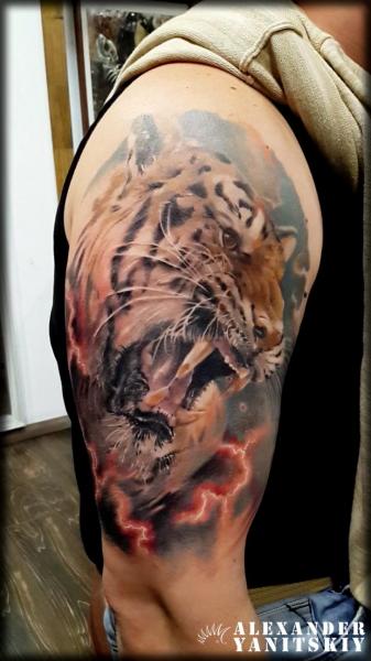 Tatuaje Hombro Realista Tigre por Kipod Studio