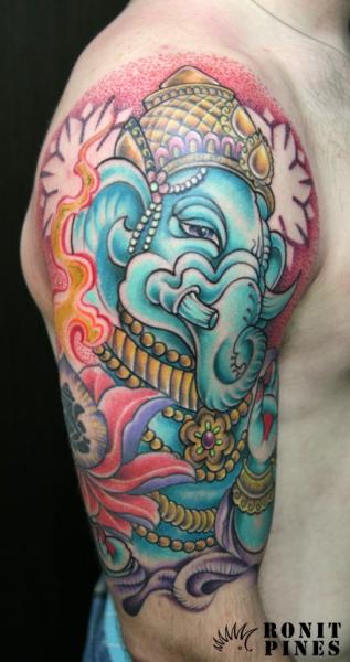 Tatouage Épaule Religieux Ganesh par Kipod Studio