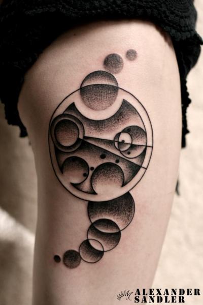 Tatuaje Dotwork Muslo Abstracto por Kipod Studio