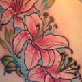Blumen Oberschenkel tattoo von Kipod Studio