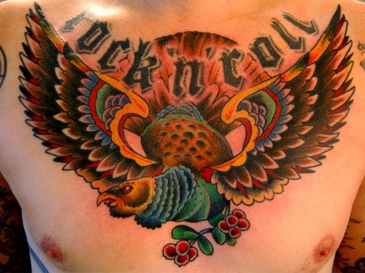 Tatuaje New School Pecho Águila por Fairlane Tattoo