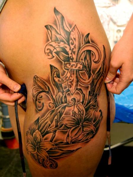 Tatuaggio Realistici Fiore Fianco di Fairlane Tattoo