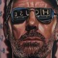 tatuaje Brazo Retrato Dr House por Kwadron Tattoo Gallery
