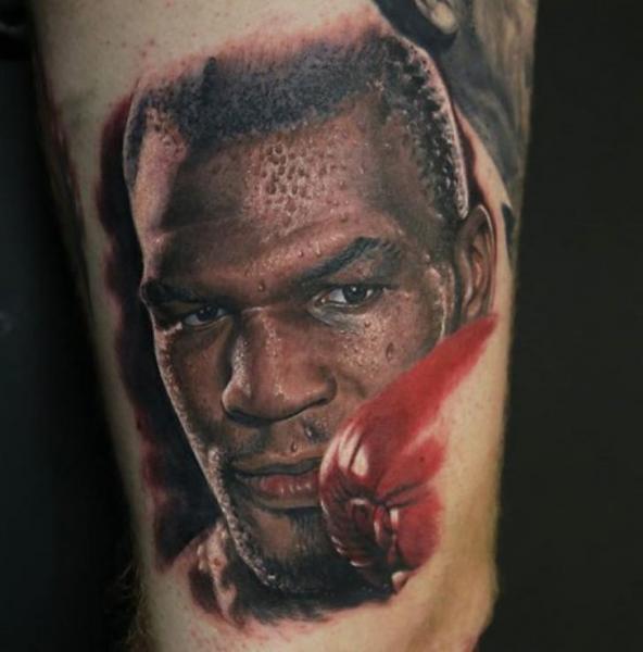 Tatuagem Braço Retrato Mike Tyson por Kwadron Tattoo Gallery